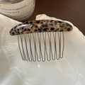 Detailansicht eines Haarkamms mit Leopardenmuster und goldenem France Handmade Logo - Tortoise