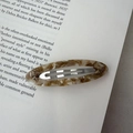 Minimalist oval acetate hair clip in amber marble finish with silver metal spring - Milk Coffee