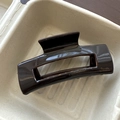 Dettaglio di una pinza per capelli quadrata marrone cioccolato con scritte dorate eleganti - 1# Rettangolare Grande