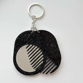 Detail of portable black glitter mirror and comb keychain set on a white background - 5.9cmx4.7cm / Glitter Black