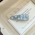 Hellblauer Essigsäure-Haarclip mit weißen Blüten und goldenen Perlen im Marmordesign - Blau