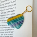 Portachiavi a pettine in acetato colorato con strisce gialle e viola su libro vintage - Fibbia Oro - Verde a Righe