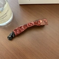 Pince à cheveux banane marbre marron foncé avec élégante finition en acétate brillant - Rouge