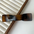 Fermaglio per capelli a fiocco in resina tartarugata marrone su espositore in legno - Medio Grande / Ambra Opaco