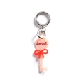 Llavero de corazón rosa con lazo rojo y texto Love sobre un aro plateado - Colgante de Llave de Corazón / Llave Corazón Rosa (Love)