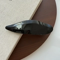 Pince à cheveux noire brillante minimaliste au design épuré sur plateau en bois - Noir Brillant