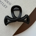 Pince à cheveux noeud noir mat avec un design torsadé élégant et fini sophistiqué - Noir Mat