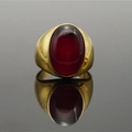 Anello ovale in titanio dorato con pietra cabochon rosso intenso su base a specchio - US 7 / Rosso