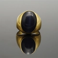 Anello in titanio dorato lucido con una grande pietra occhio di gatto blu ovale su nero - US 7 / Grigio nero