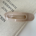 Barrette à cheveux ovale beige minimaliste en résine brillante avec un design ajouré - Couleur Thé au Lait (environ 11,5 cm)