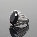 Herrenring aus Edelstahl mit großem ovalem schwarzem Edelstein und geometrischem Design - Größe 7 / Facettierter schwarzer Edelstein-Stil / Silber