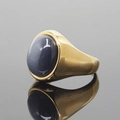 Gepolijste gouden zegelring met een grote ovale cabochon donkerblauwe edelsteen - Gouden Basis Grijs Witte Kattenoogsteen