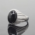 Vintage Silberring mit großem ovalem schwarzem Stein und vertikaler Rillenstruktur - Größe 7 / Silberton Obsidian Stil