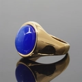 Gepolijste gouden roestvrijstalen ring met een grote ovale blauwe edelsteen variant - Gouden Basis Blauwe Kattenoog