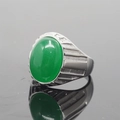 Herrenring aus Titanstahl mit großem ovalem grünem Katzenaugenstein und Silber-Finish - Größe 7 / Stahlbasis Jadestein
