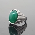 Herrenring aus Titanstahl mit großem ovalen grünen Edelstein und gestreiftem Design - Größe 7 / Stahlsockel Grüner Chalcedon