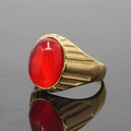 Herrenring vergoldet mit großem ovalem rotem Tigerauge und gerippten Details an der Seite - Größe 7 / Goldsockel Roter Glasstein