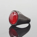 Vintage zwarte roestvrijstalen ring met een grote ovale rode robijn cabochon steen - Zwarte Basis Rode Glassteen