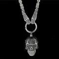 Totenkopf-Halskette mit schwarzen Strasssteinen und Bestienköpfen an silberner Kette - Totenkopf mit schwarzen Augen und byzantinischer Kette / Schwarz