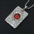 Collier avec pendentif rectangulaire gothique, pierre œil rouge et texture craquelée - Pendentif avec Chaîne / Style Rouge (c61)