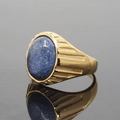 Goldener Siegelring für Herren mit blauem Lapislazuli und geriffelter Textur am Rand - Größe 7 / Goldene Fassung Synthetischer Blauer Stein