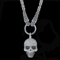 Gotische Totenkopf-Halskette mit Strasssteinen und klobiger Gliederkette für Herren - Totenkopf mit schwarzen Augen und byzantinischer Kette / Weiß
