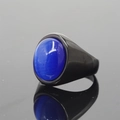 Minimalistische ring met blauwe kattenoogsteen en zwarte roestvrijstalen band - Zwarte Basis Blauwe Kattenoog