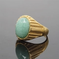 Herrenring aus Titanstahl in Gold-Finish mit einem großen ovalen grünen Edelsteinbesatz - Größe 7 / Goldton Aventurin-Stil