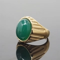 Herren Hip-Hop Ring mit großem grünem Cabochon-Edelstein in polierter Goldfassung - Größe 7 / Goldene Fassung Grüner Chalzedon