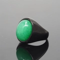 Vintage roestvrijstalen ring met een ovale groene edelsteen en een zwarte metalen afwerking - Zwarte Basis Groene Jade