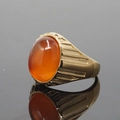 Vintage-Ring mit Goldbeschichtung, großem orangefarbenem Karneol und gerippter Textur - Größe 7 / Goldton Orange Chalzedon