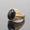 Goldener Titanstahlring mit großem ovalem schwarzem Onyxstein und Streifentextur - Größe 7 / Gold Basis Schwarzer Onyx-Stil