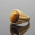 Herren Vintage Ring aus Titanstahl in Gold mit großem ovalem Tigerauge Edelstein - Größe 7 / Tigerauge-Stil / Gold