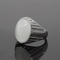 Herrenring aus silbernem Titanstahl mit großem ovalem weißem Achatstein und Rillenband - Größe 7 / Weißer Katzenaugen-Stil / Silber