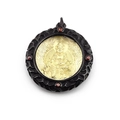 Colgante de Buda vintage en relieve dorado con marco negro y cuatro piedras de circón rojo - Dios de la Riqueza Amarillo Solo Colgante (Sin Cadena)