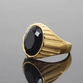 Punk Herrenring aus Gold-Titan mit großem ovalem schwarzem Edelstein und geometrischer Textur - Größe 7 / Facettierter schwarzer Edelstein-Stil / Gold