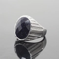 Herrenring aus Titanstahl mit ovalem dunkelblauem Sandstein und geometrischen Mustern - Größe 7 / Facettierter blauer Sandstein-Stil / Silber