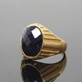 Herren Hip-Hop Goldring mit ovalem blauem Sandstein und vertikal gerillter Textur - Größe 7 / Facettierter blauer Sandstein-Stil / Gold