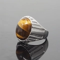Herrenring aus Titanstahl mit ovalem Tigerauge und industriellen Rillen an den Seiten - Größe 7 / Tigerauge-Stil / Silber