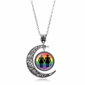 Collana con ciondolo a luna d'argento e cabochon in vetro con bandiera arcobaleno LGBTQ - Stile Donne che si tengono per mano