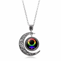 Dettaglio del ciondolo a luna scavata in argento con simbolo femminile arcobaleno - Stile Simbolo Femmina Arcobaleno