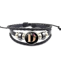 Detailopname van de meerlaagse leren armband met een glazen bedeltje letter D - Letter D (XSWX6408-D)