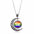Dettaglio del ciondolo a mezza luna in argento con grafica LOVE arcobaleno - Stile Lettere Love Arcobaleno