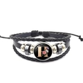 Detailweergave van een meerlaagse leren armband met letter H en bloemenhanger - Letter H (XSWX6408-H)