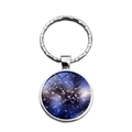 Dettaglio del portachiavi rotondo con ciondolo a cupola in vetro nebulosa blu intenso - Stile Galassia Blu Profondo (XSWX6473-3)