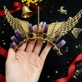 Gothische Krone mit lila Kristall-Säulen, goldenen Engelsflügeln und dem Schwert - Amethyst