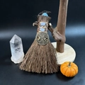 Miniatur Wicca-Besen mit Kristallen und Lebensbaum-Anhänger auf schwarzem Grund - Lebensbaum Dreifache Göttin Stil (02)