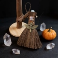 Mini Wicca-Besen mit Rosenquarz und einer Bronzegöttin auf dunklem Hintergrund - Göttin Isis Stil (04)