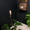 Detalle de estaca de cristal rosa con alambre de cobre envuelto en una gema hexagonal - Cuarzo rosa