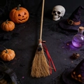 Detail eines Hexenbesens mit Bambusstiel und Kristall inmitten von Halloween-Deko - Miscanthus Band Glocke Stil Typ 2